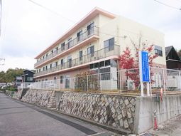 静かな街に佇む建物