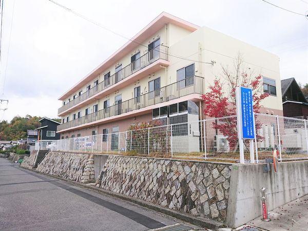 静かな街に佇む建物