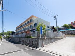 明るく広々とした建物外観