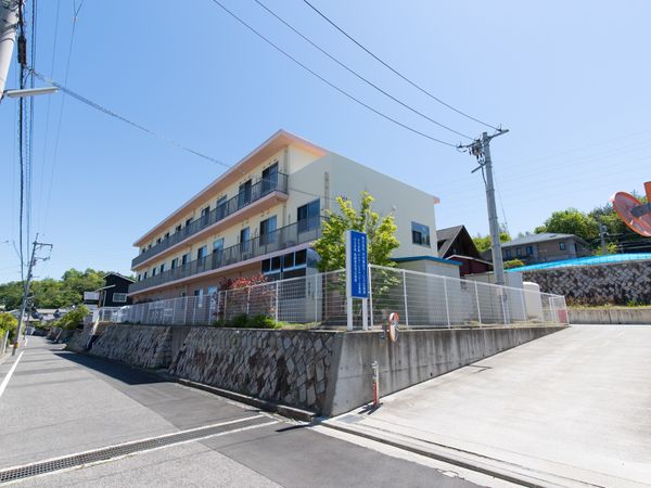 明るく広々とした建物外観