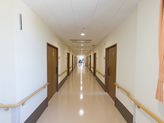 明るく広い施設の廊下 通路 ゆったりとした廊下が確保されており、壁沿いに手すりが設けられていますので、歩行に不安な方も安心して移動できます。