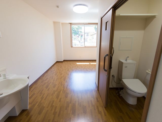 広々とした洋室の様子 居室 日当たりのよい居室には、使い勝手の良い洗面台とトイレが完備されており、快適な生活スペースをご提供いたします。