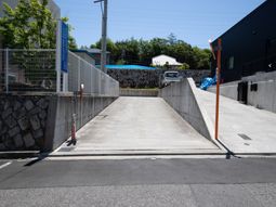 斜面のある入口エリア