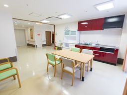 清潔なキッチンとダイニング