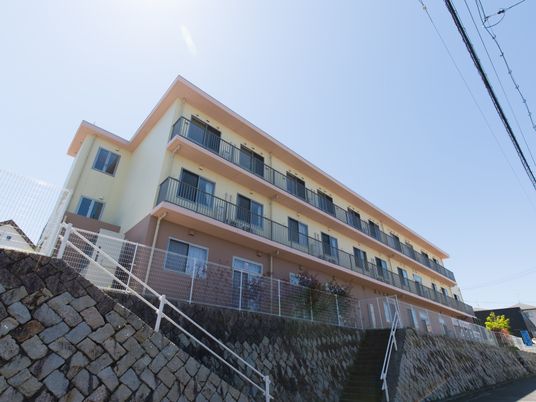 明るい外観の建物