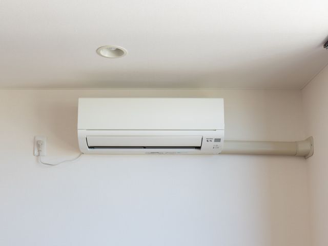壁掛けエアコン 空調設備 きれいにメンテナンスされたエアコンが設置されており、快適な室内環境が保たれています。