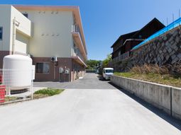 明るい日差しの外観