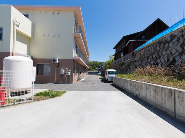 明るい日差しの外観