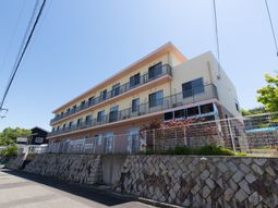 明るい色の建物外観