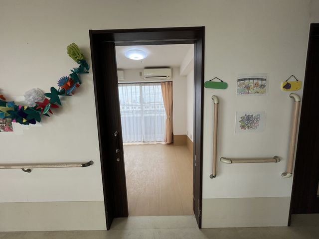 明るい居室の入口 居室 自然光が差し込む居室では、プライベートな時間を快適に過ごせます。車椅子にも対応したバリアフリー設計です。