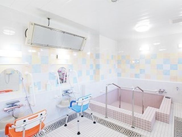 清潔な浴室設備 浴場 ゆとりのある浴室では、バリアフリー設計により快適な入浴をサポートします。安全に配慮した椅子も完備しております。