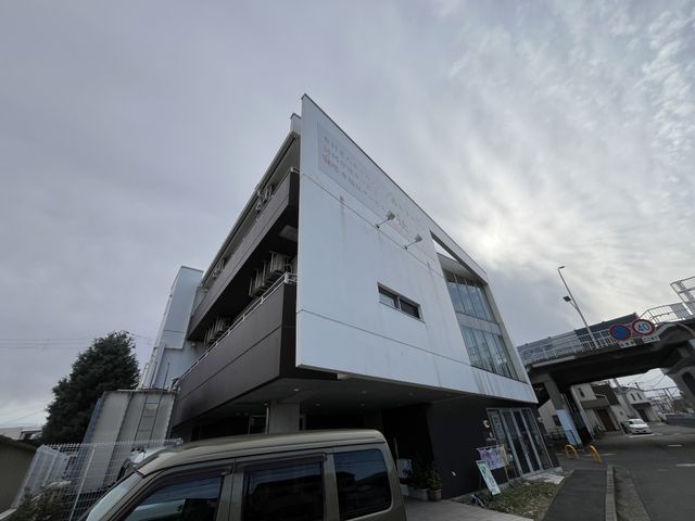 エントランス外観 外観 近代的なデザインが目を引く施設外観です。広々としたエントランスが迎えてくれます。