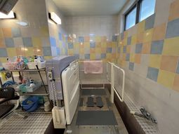 カラフルな壁の浴室