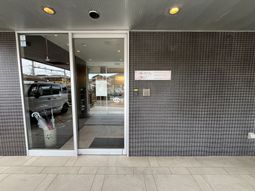 ガラスドアのエントランス