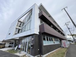 広い通りに面した建物の外観