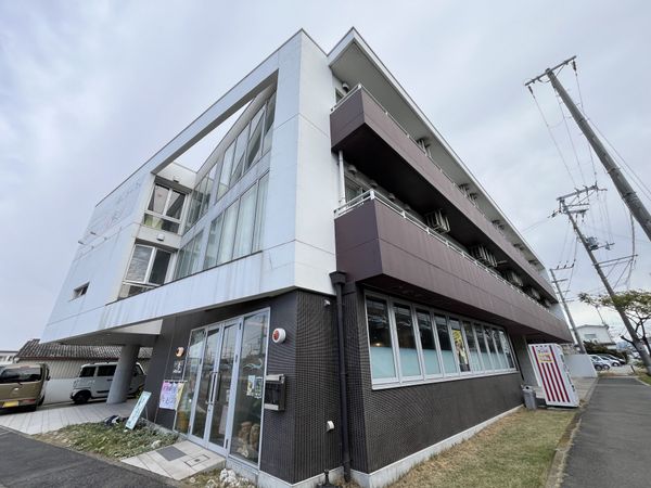 広い通りに面した建物の外観
