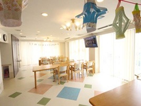 明るい食堂の様子  