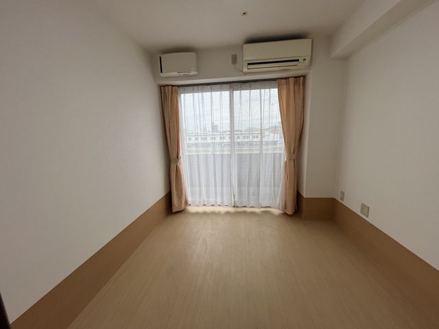 明るい居室 居室 自然光が降り注ぐ明るい空間です。快適な居住空間を提供する広々とした間取りです。
