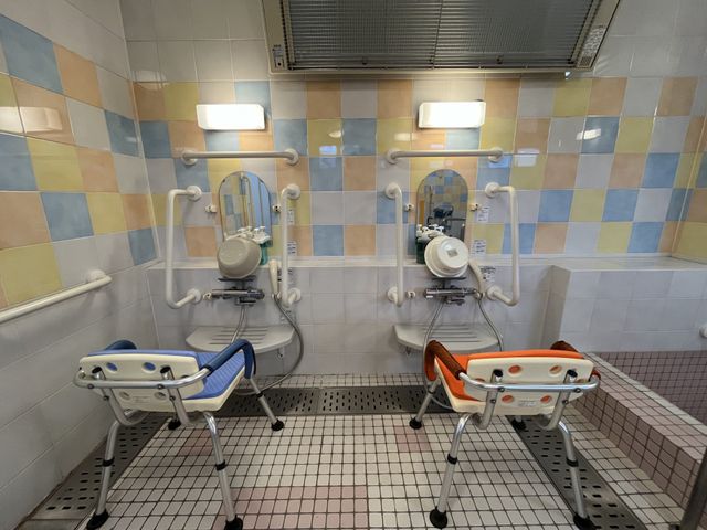 多機能の浴室 浴室 安全に配慮された設備が整った空間です。座りながら洗顔や洗髪が可能で、快適に過ごせます。