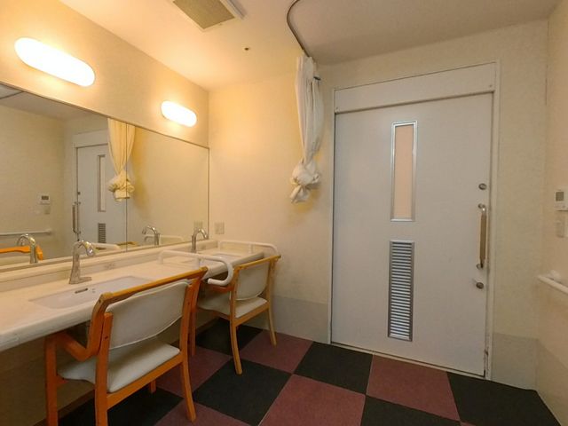 広く明るい洗面台 洗面台 光が差し込む明るい洗面台です。広々としたスペースで、車椅子の方も使いやすく設計されています。