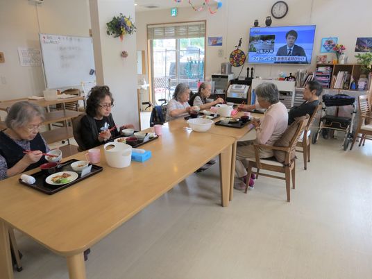 食事中の利用者とスタッフ