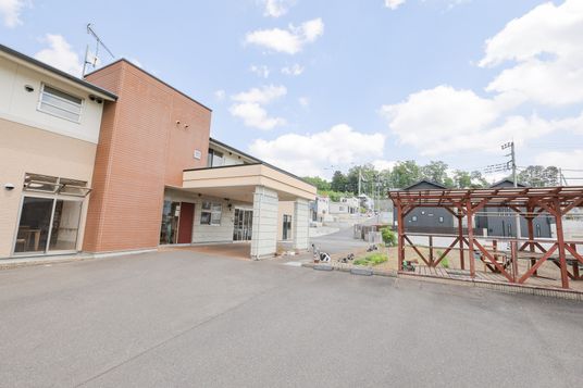 入口近くの建物外観
