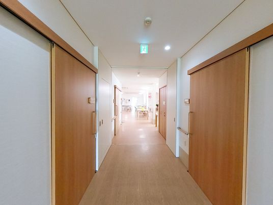 光が差し込む廊下