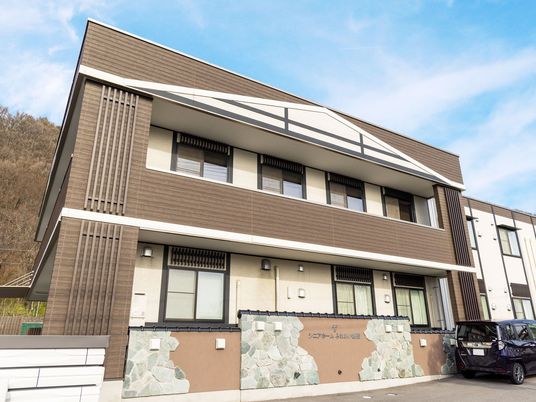 落ち着いた外観の建物  