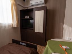 居室のテレビとベッド