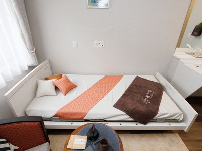 居室のベッドと家具