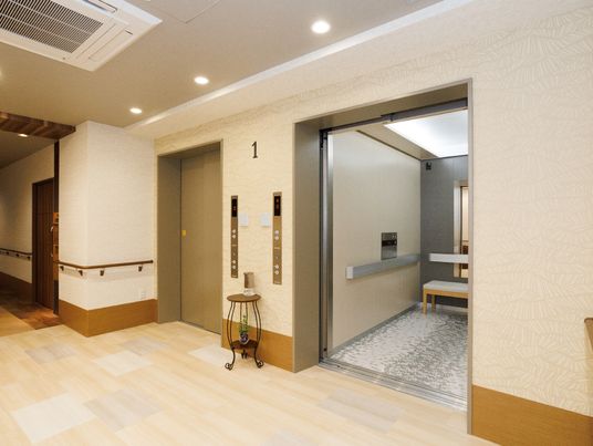 明るい廊下とエレベーター