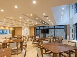 明るい食堂の空間