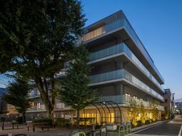 夜の静かな建物エクステリア