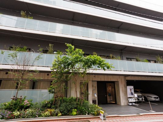 緑豊かな建物入口