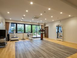 明るいトレーニング施設