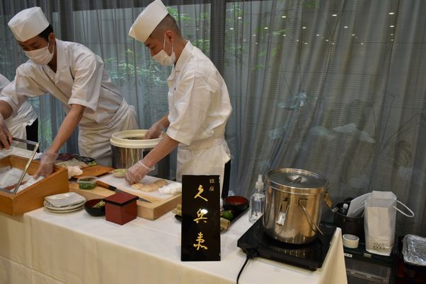 スタッフが調理するエリア