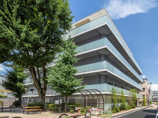 広々とした外観の建物