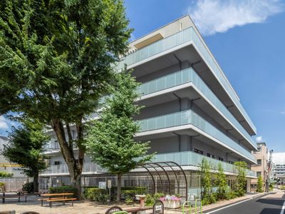 広々とした外観の建物