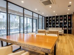 明るい居心地のラウンジ