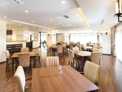 明るく広々とした食堂空間