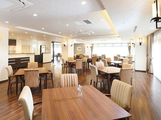 明るく広々とした食堂空間