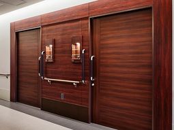 温もりある木目の扉