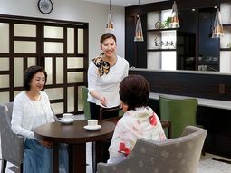 笑顔のスタッフと利用者