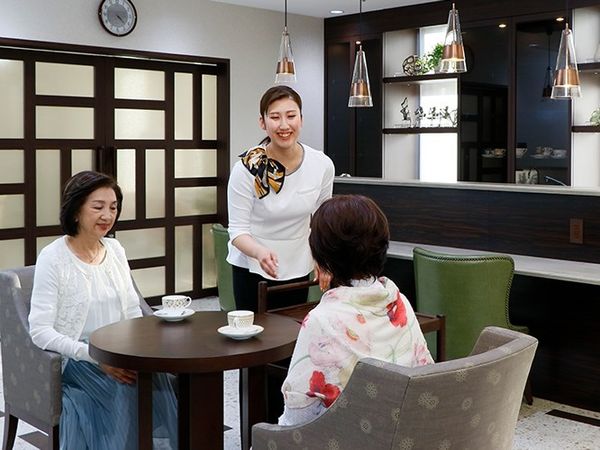 笑顔のスタッフと利用者