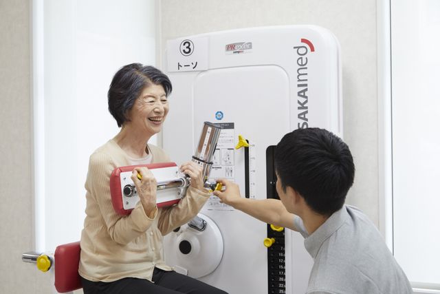 機能訓練を行う人々