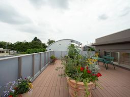 屋上庭園の明るい景色