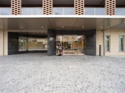 明るい施設のエントランス