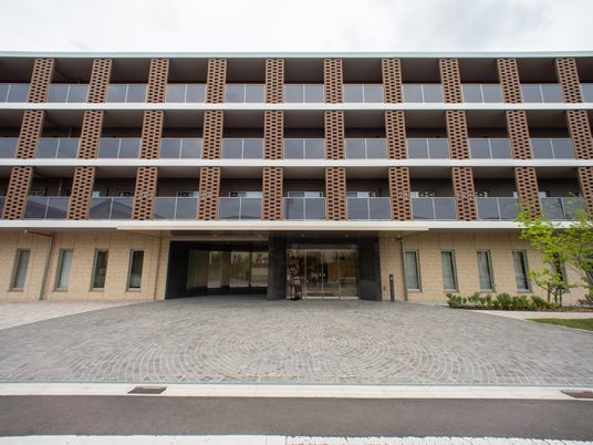 現代的な建物のエントランス