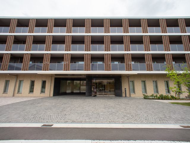 現代的な建物のエントランス