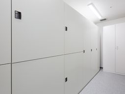 白い壁の廊下の一角